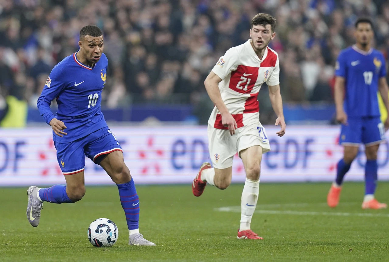 Kylian Mbappe i Petar Sučić