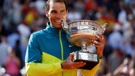 Nadal s trofejem Roland Garrosa 2022.