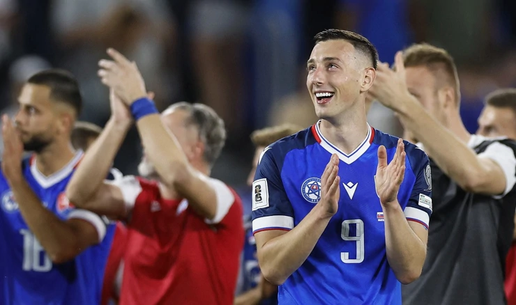 Robert Boženik slavi sa suigračima nakon pobjede