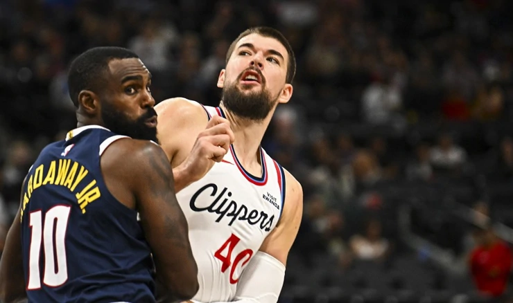 Ivica Zubac (LAC) i Tim Hardaway Jr. (Denver)