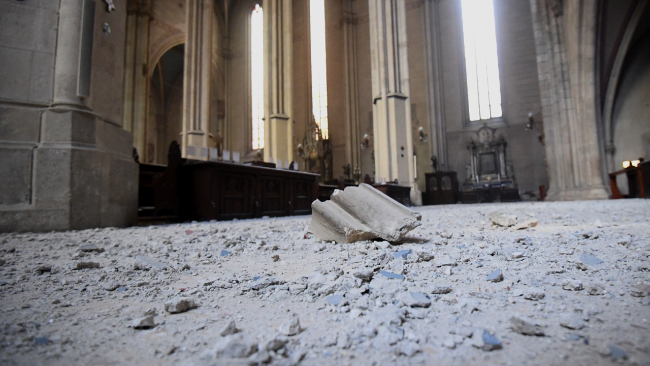 Unutrašnjost zagrebačke katedrale nakon potresa 2020.