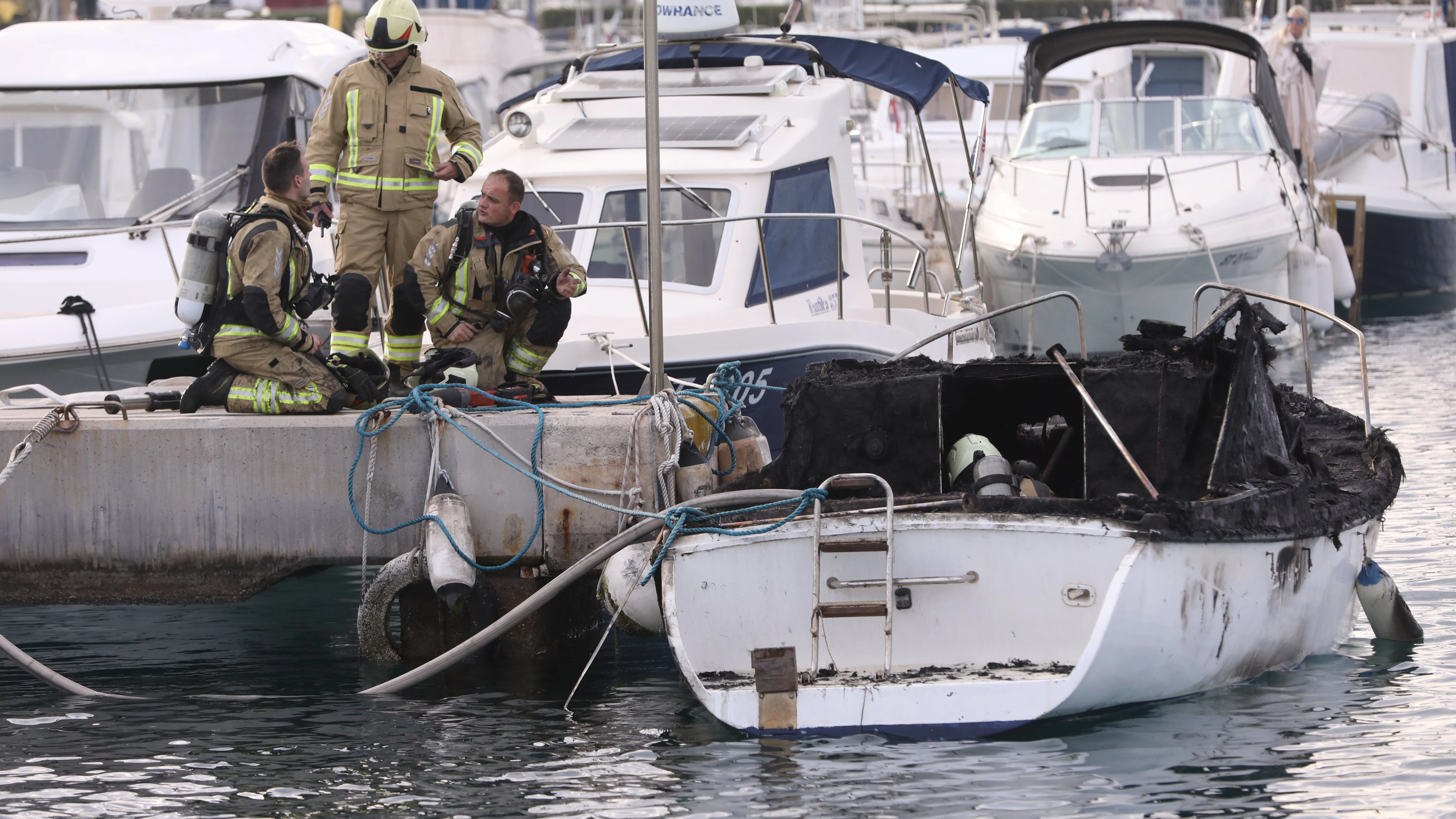 Brand im Hafen von Spinut in Split, zwei Schiffe verbrannt, zwei beschädigt 3 pozar brodice spinut14 070225 20250207152701