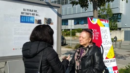 Dr. Diana Stolac u kampusu tijekom izložbe o Riječkom jezičnom krajoliku