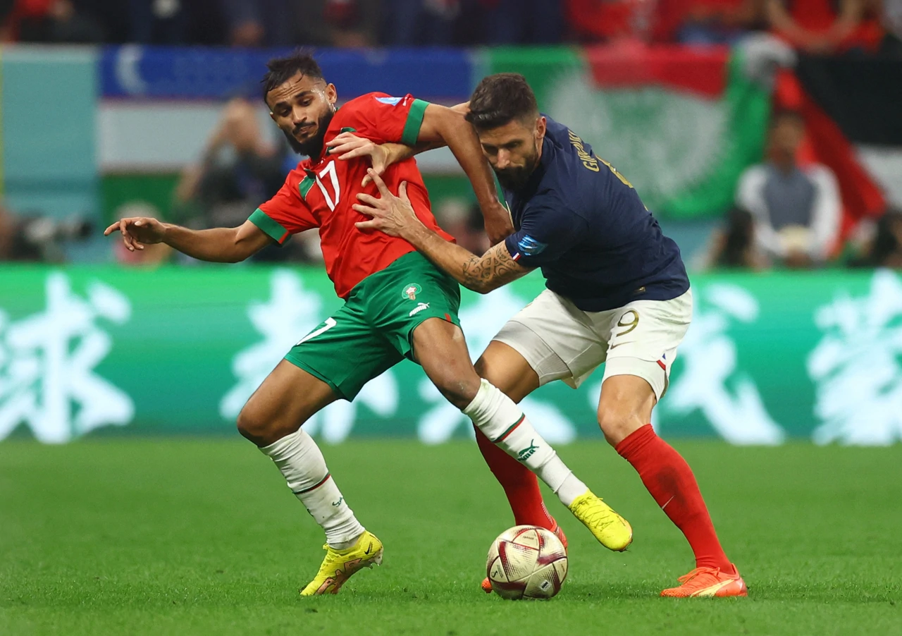 Sofiane Boufal i Olivier Giroud u borbi za loptu, Foto: Lee Smith/REUTERS
