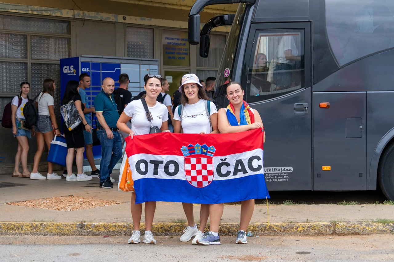 Iz Otočca krenuli autobusi na koncert Marka Perkovića Thompsona , Foto: Hrvoje Kostelac /PIXSELL