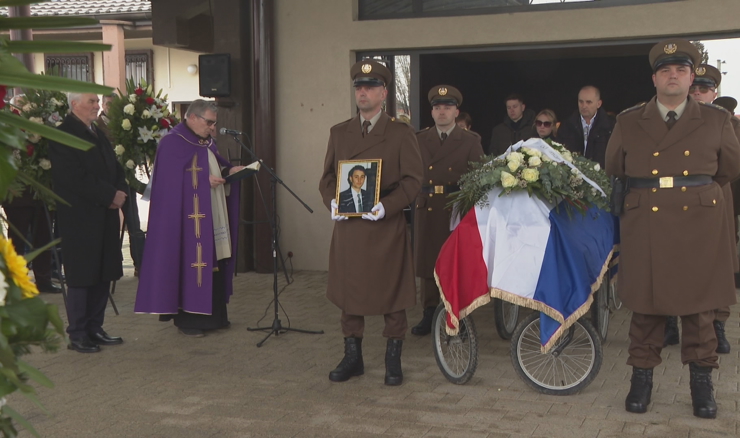 Vinkovci se oprostili od hrvatskog branitelja Ivana Senčića