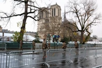 Parižani i političari okupljaju se oko Notre-Dame, visoke mjere sigurnosti, Foto: Kevin Coombs/Reuters