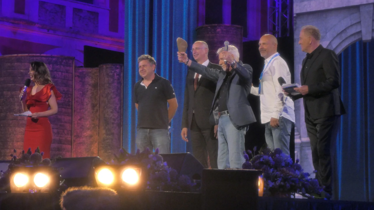 Apsolutni pobjednici Festivala Đorđi Peruzović i Predrag Martinjak - Pegg'y, kao autor glazbe pri dodjeli prve nagrade , Foto: Edo Gracin/Radio Split