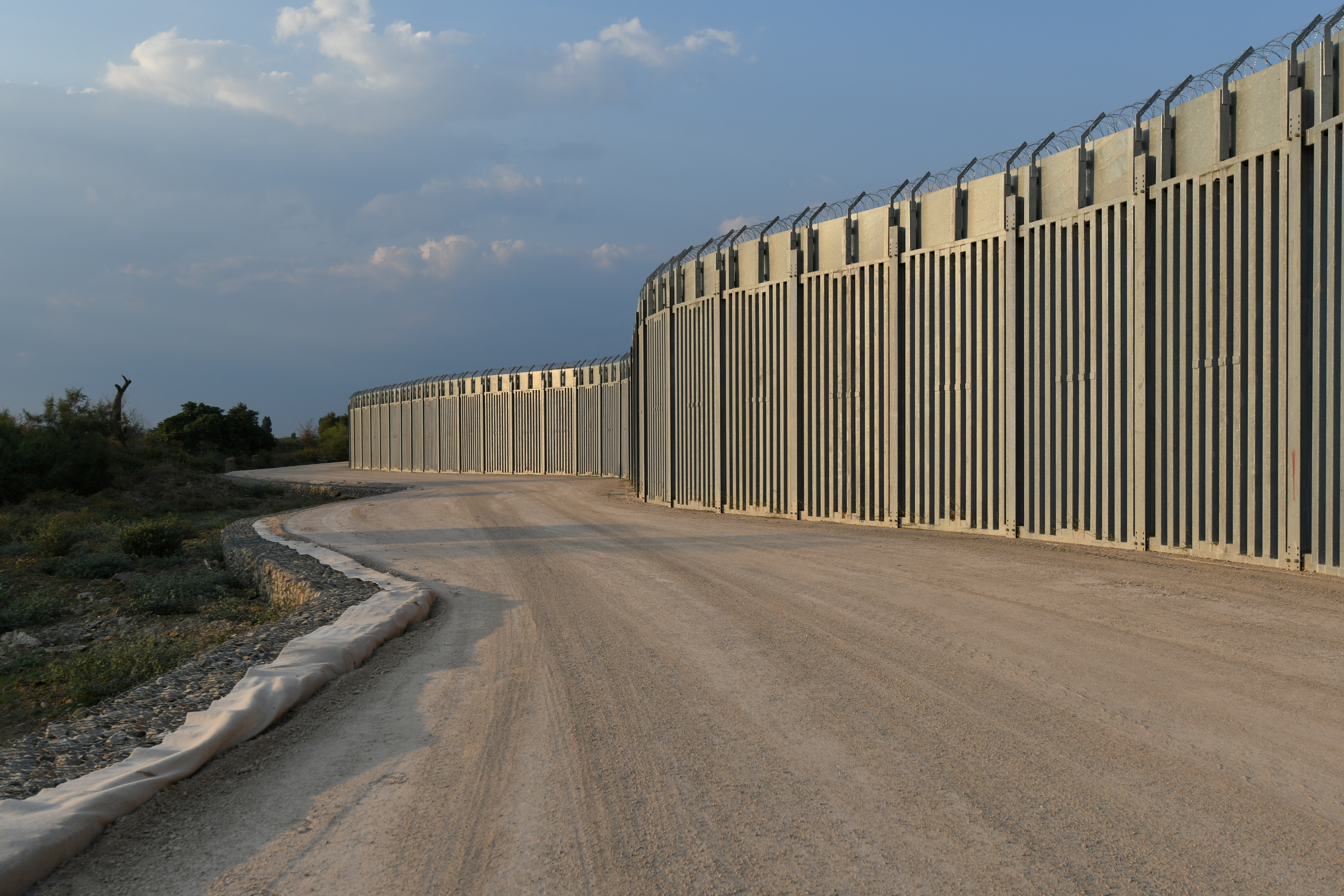 HRT: Grčka izgradila zid na granici s Turskom za suzbijanje migracija - Vimarsana News