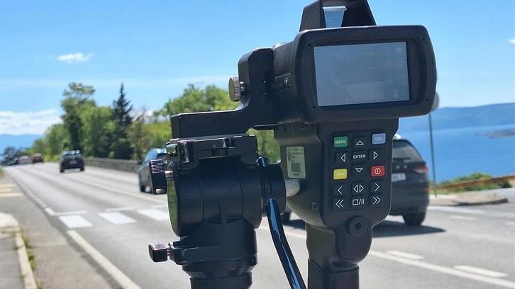 Na autocesti A6 talijanskim vozilom se kretao brzinom od 225 km/h