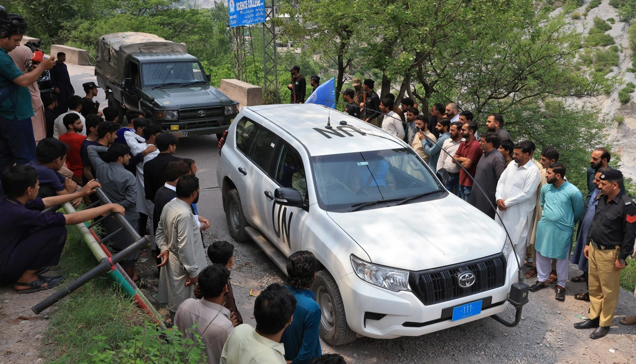 Vozilo UN-a napušta džamiju Bilal koja je pogođena u indijskom napadu 