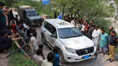 Vozilo UN-a napušta džamiju Bilal koja je pogođena u indijskom napadu 