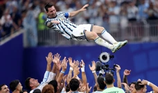 Messija suigrači bacaju u zrak, Foto: Brett Davis /IMAGN IMAGES via Reuters
