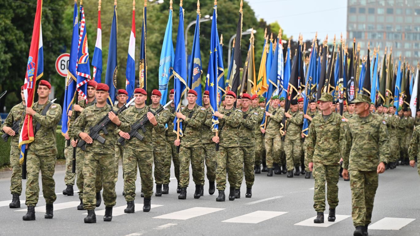 Generalprobe der feierlichen Parade abgehalten: 1.500 Teilnehmer und 230 Fahrzeuge 2 mimohod1231w2 20250729222257