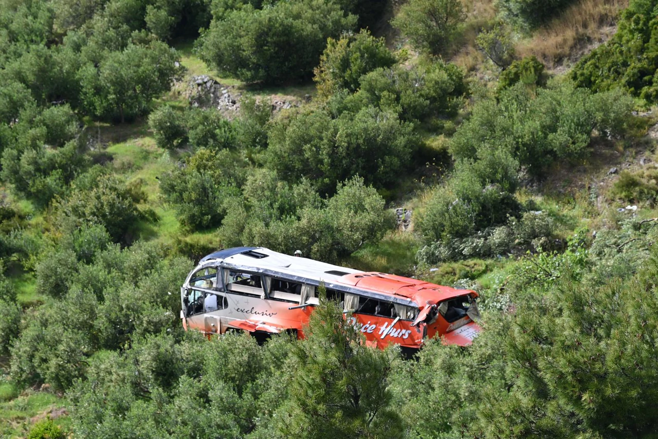 Autobus sletio u provaliju