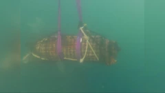 Šibenik: Policijski ronioci iz mora izvlače dvije avionske bombe, Foto: HTV/HRT