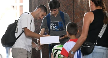 Andrej Kramarić dijeli autograme 