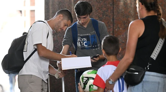 Andrej Kramarić dijeli autograme 