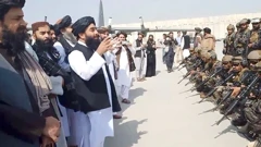 Arfivska fotografija: Zabihullah Mujahid na aerodromu u Kabulu