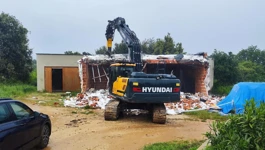 Rušenje bespravno izgrađenog objekta u Ližnjanu
