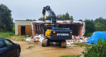 Rušenje bespravno izgrađenog objekta u Ližnjanu
