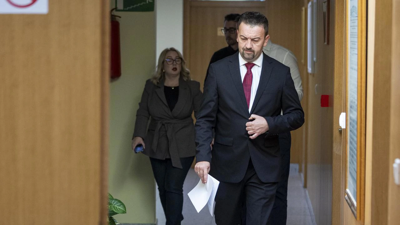 Pavliček pozvao organizatore da odgode izložbu fotografija "Srpkinja"