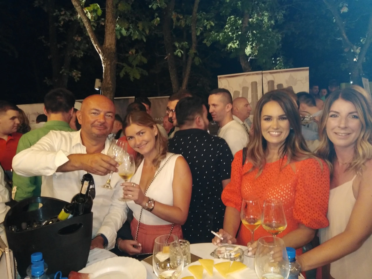 Klapa i Đani Stipaničev na bazenu - svečanost