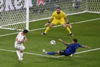 Steven Zuber šutira na gol, Foto: Riccardo Antimiani/REUTERS