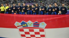 Vatreni tijekom izvođenja himni