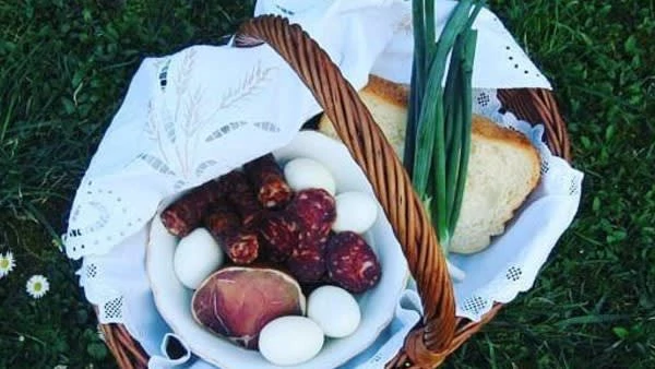 Košara se nosi na blagoslov hrane (Foto: snimka zaslona)