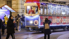 Veseli božićni tramvaj