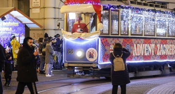 Veseli božićni tramvaj