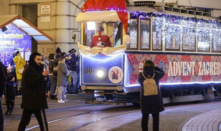 Veseli božićni tramvaj