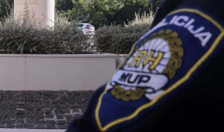 Mladić koji je slao poruke o bombama optužen za terorizam