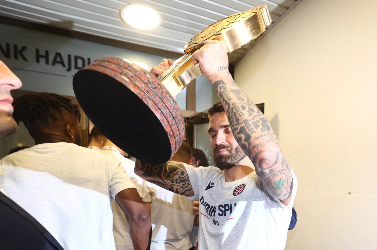 Marko Livaja s trofejem, Foto: Miroslav Lelas/PIXSELL
