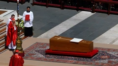 Kardinal Giovanni Battista Re predvodi pogrebnu misu za papu Franju