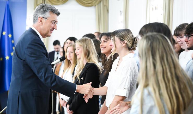 Plenković mladim Hrvatima iz dijaspore: Sve nas je