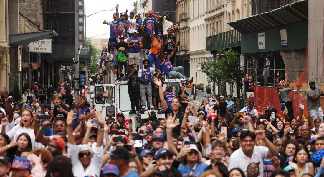 Rund drei Millionen Menschen bei der Siegesparade der New York Knicks. 1 knicks parada 20260618170738