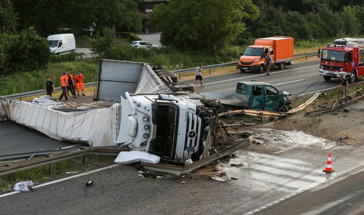 Zbog sudara kamiona i kombija otežan promet na A3