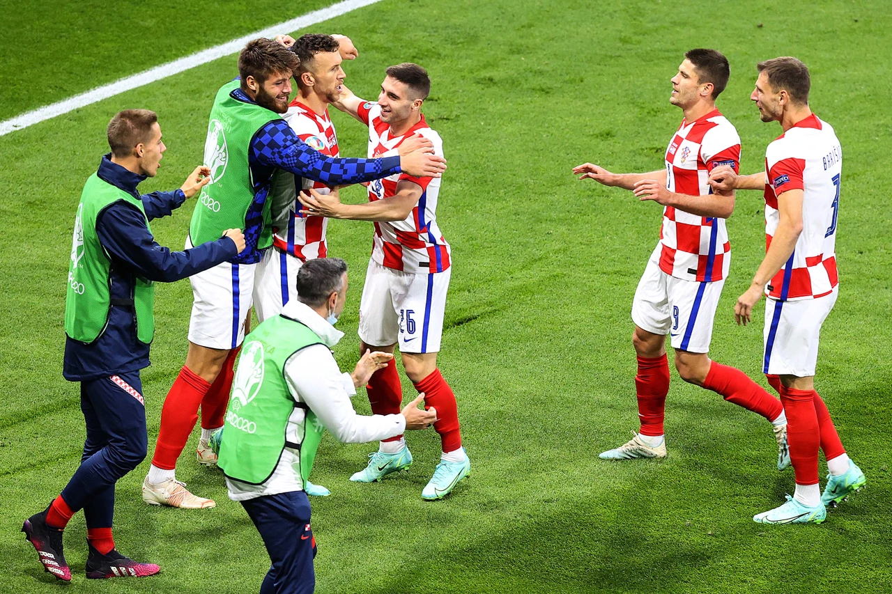 Perišić i Ivanušec u trenutcima slavlja nakon trijumfa nad Škotskom na Euru 2021. 