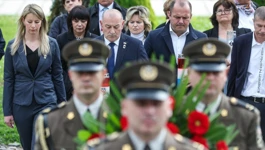 Ministar Medved položio vijenac s obiteljima nestalih i zatočenih branitelja