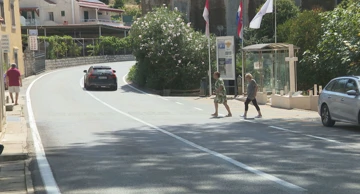 Trsteno i dalje bez pješačkog prijelaza: Mještani sami crtali zebru, Hrvatske ceste je uklonile