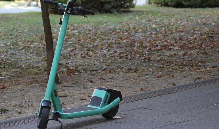 GLAS predlaže zabranu vožnje električnim romobilima po nogostupima
