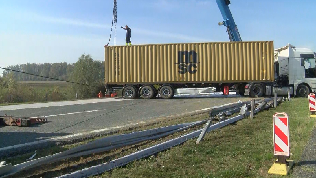 Auf der A3 ist ein Lkw umgekippt, der Verkehr wird umgeleitet 5 kamionopet1231 20241023120606