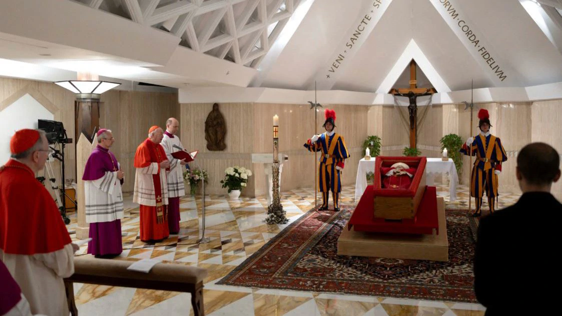 Vatikan je objavio snimke pape Franje u otvorenom lijesu