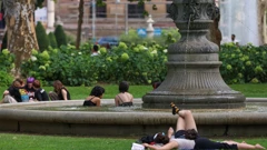  Zagreb: Građani na Zrinjevcu pronašli spas od vrućina 