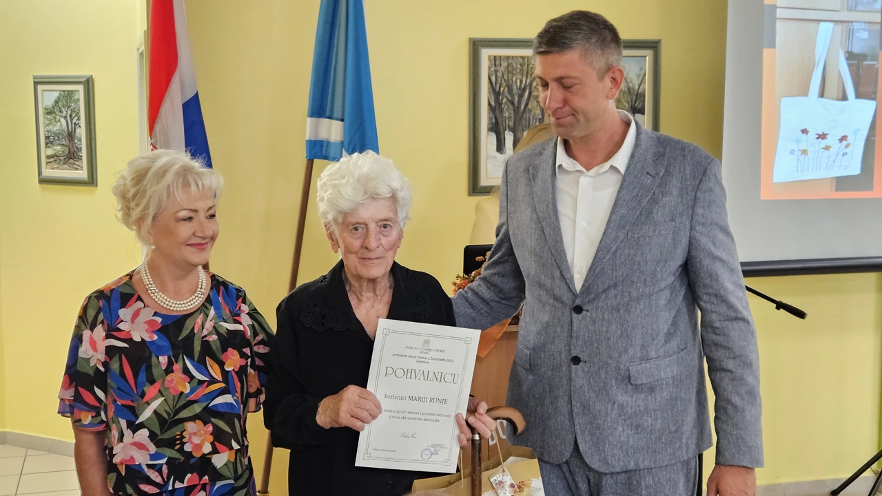 Marija Runje, nagrađena korisnica u društvu ravnateljice Cecilije Tolo i dožupana Neneda Tisaja