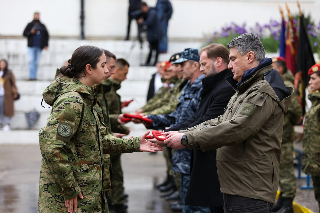 Predsjednik Milanović i ministar Banožić u Kninu na dodjeli crvenih beretki, Foto: Marko Dimic/PIXSELL