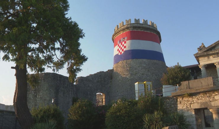 Na Trsatu podignuta hrvatska zastava od 25 četvornih metara