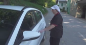 Kuharicu Jasnu poslodavci nagradili autom za 20 godina vjernosti